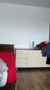 Une MILF amateur nettoie dans la maison vide. Une brune à gros nichons à la chatte poilue
