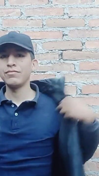 Lindo chico acariciando su polla