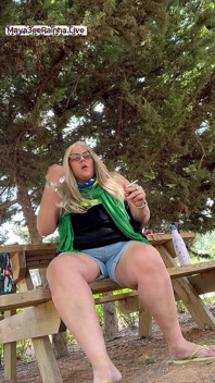 Brazylijska BBW milf bogini palenia rytuał palenia w naturze
