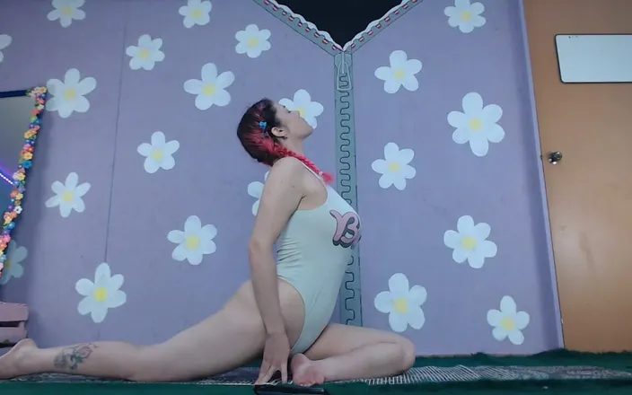 YourHighJess: Yoga Workout Beginner Livestream Flashing