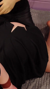 Kläder slet av - klipp av klänningen - lesbisk kinky lek (Arya Grander & Mistress Priest)