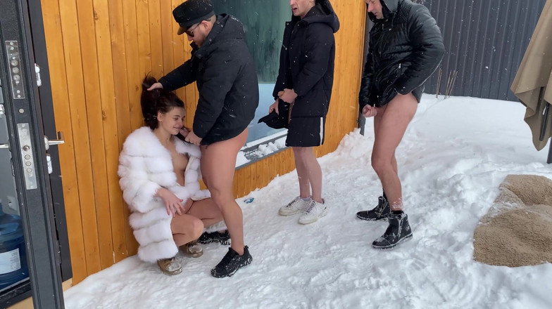 Kate Rich studios: Группа мужиков шпили беременную женщину на улице в снегу