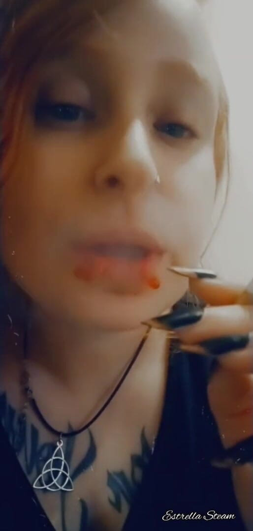 Estrella Steam: สาวสูบบุหรี่ถ่ายใกล้ๆ