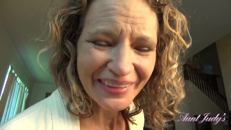 Aunt Judy's: Vaše zlobivá nevlastní teta Tia ví, že jsi sledoval milf porno -...