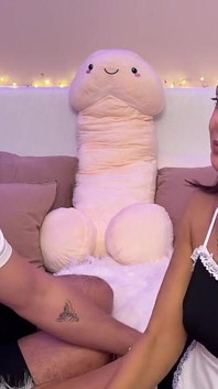 Orta Yaşlı Seksi Kadın Bize Oyuncaklara Olan aşkından Daha Fazlasını Anlatıyor Ve En Sevdiğilerinden Bazılarını Gösteriyor
