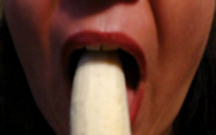 Lily Lipstixxx: バナナは唾ではなく、飲み込みます!