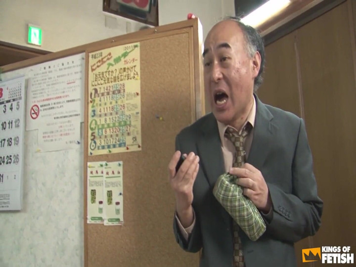 Pure Japanese adult video ( JAV): Starszy mężczyzna wali grupę japońskich dziewcząt z owłosionymi cipkami przy...