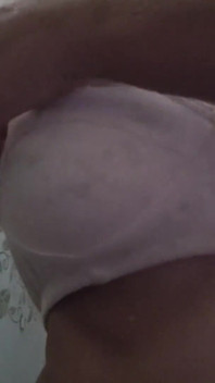 Une desi indienne se doigte la chatte dans la salle de bain
