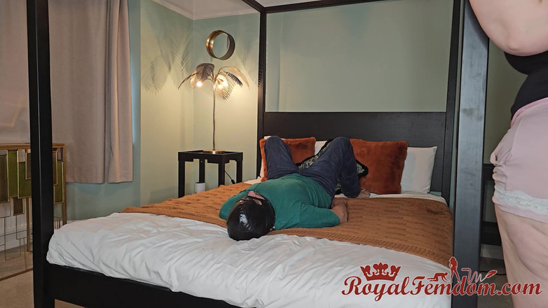 Royal Femdom: 젖탱이를 핥는 거유녀