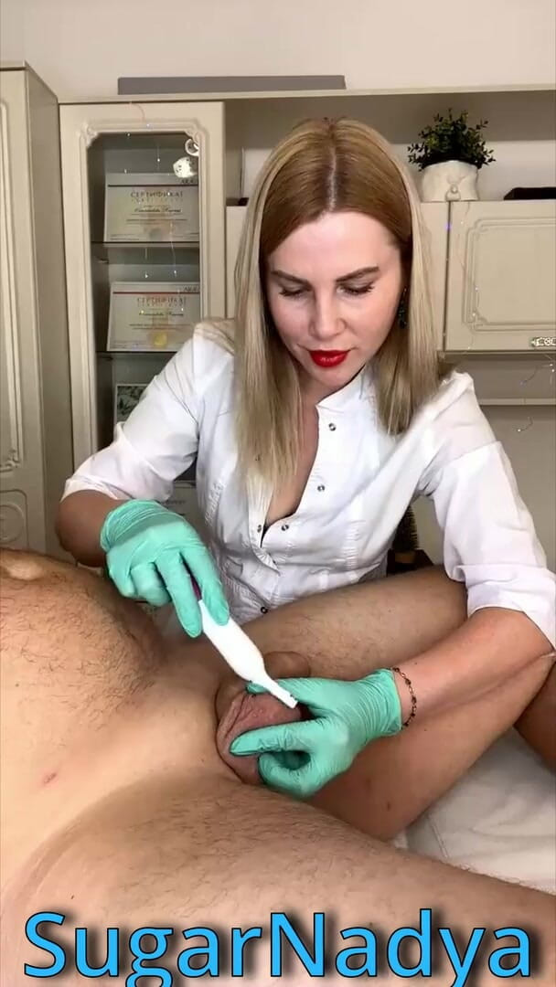 SugarNadya: Potong rambut intim dan blowjob dari SugarNadya