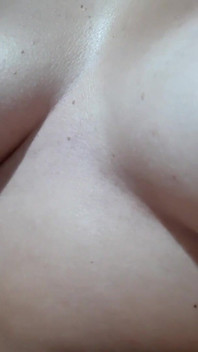 Ea linge, suge, sărută, îmi mușcă sfârcurile până la orgasm - iluzie lesbiană