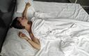Datezone: Yalnız genç kız yatağında mastürbasyon yapıyor