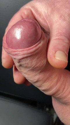 Foreskinguy: Un enorme prepuzio non tagliato si masturba con il cazzo