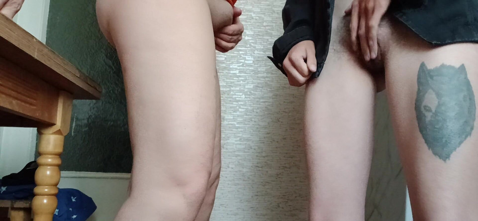 Lesbian-candys: Riskantně masturbujeme ve sdílené kuchyni na koleji