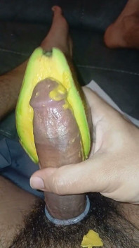 Raccogliendo Un Avocado Con Grande Piacere Finché Non Eiaculo.