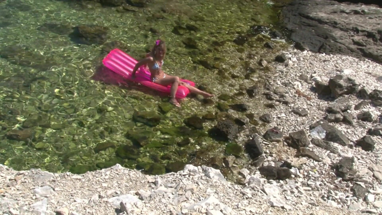 Cryptostudios: Calda bionda che posa nuda sulla spiaggia