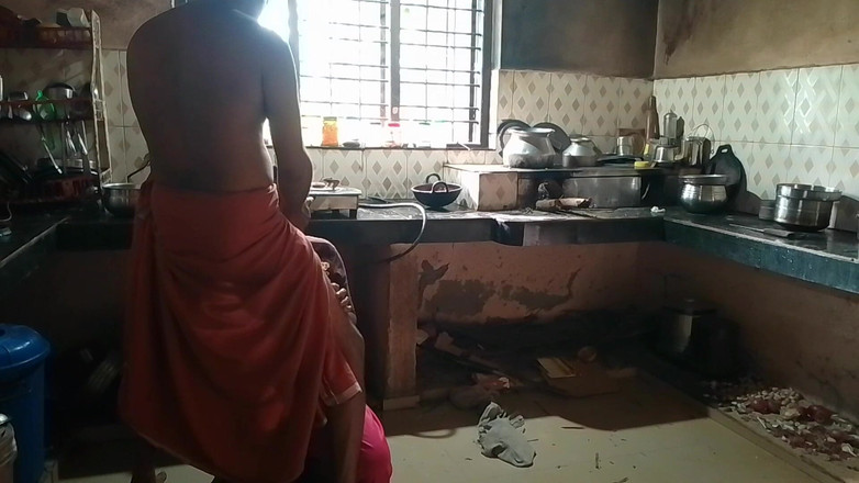 LEGSCOUPLE12: भारतीय मलयाली गृहिणी को उसके पति द्वारा किचन में घर पर डॉगी स्टाइल में चोदा जाता है