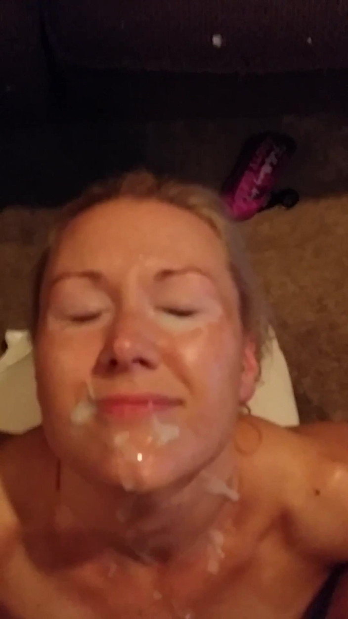 American Blonde Wife: Amateur réel, une maman mormone et sa femme se font éjaculer...
