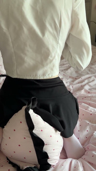 Nettes 18-jähriges schulmädchen kam von der schule nach hause und beschloss, mit kissen und vibrator zu masturbieren