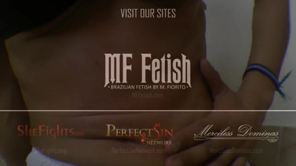 MF Fetish: La crudele ragazza gigante Cinthia non sopporta nessuna insubordinazione