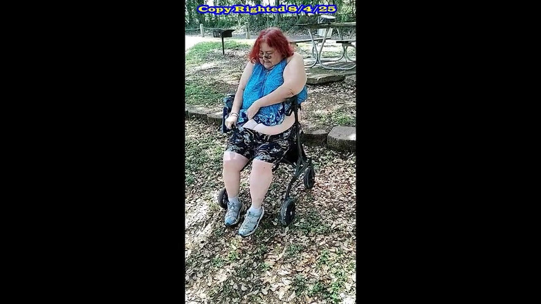 BBW nurse Vicki adventures with friends: 春天的散步和闪烁的冒险！
