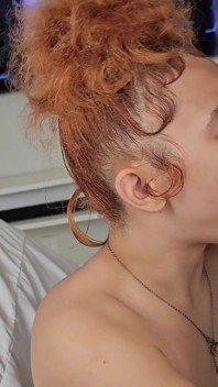 Une jeune fille noire mignonne de retour - éjaculation sur des bagues