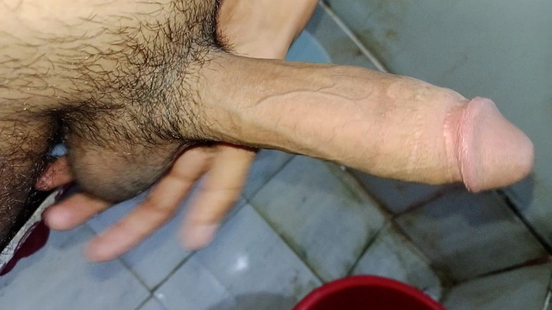 Naseemkhan: 화장실에서 목욕을 하고 자위하는 22세 소년. 그는 또한 자신의 페니스의 비디오를 만들고있다. 그리고 그는 B를 했다