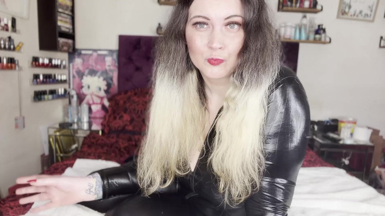 MissFFW: 패자를 보여주기 위해 그릇에 오줌을 싸는 여주인 Ffw