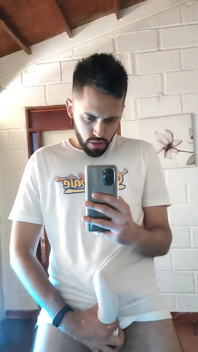 Masturbándome y corriéndose a través de mi camiseta blanca