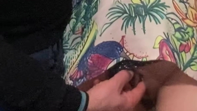 Niki studio: Betrügende ehefrau masturbiert in einer überfüllten u-bahn