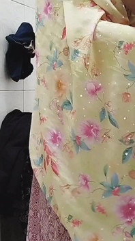 Sex video na toaletě s přítelkyní