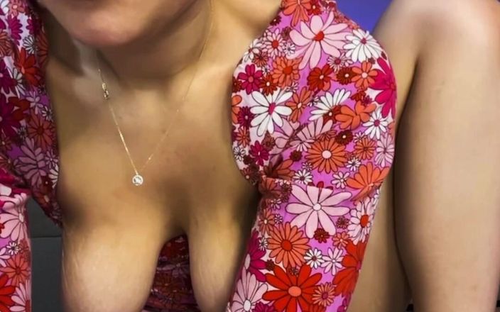 JuiceLussie: Poesje van dichtbij vingeren op webcam