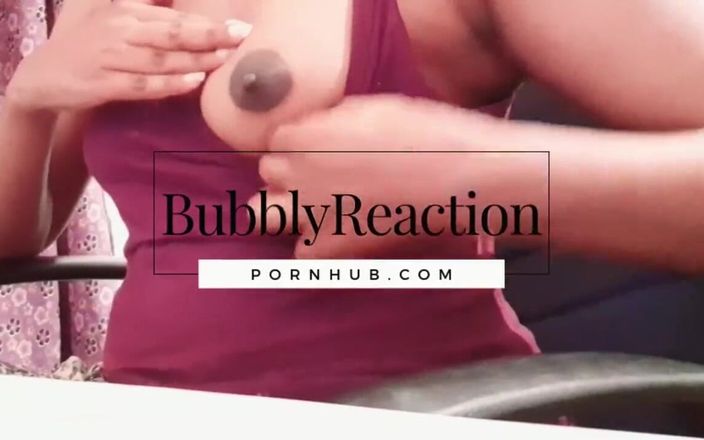 Bubbly reaction: ज़ूम श्रीलंकाई प्रेमिका अपने स्तन चमकाती है