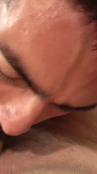 Făcând un sex oral adânc în gât unui tată vitreg german sexy
