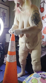 Curvă țopăind pe conul ăla de construcție când e singură