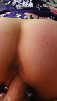 La matrigna e il figliastro condividono un letto in una camera d'albergo. MILF