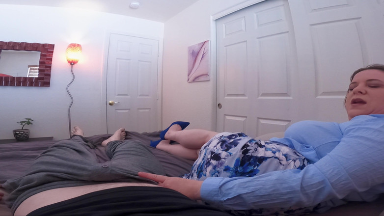 Erin Electra: 继子和继母睡一张床，他们尽量不裸体