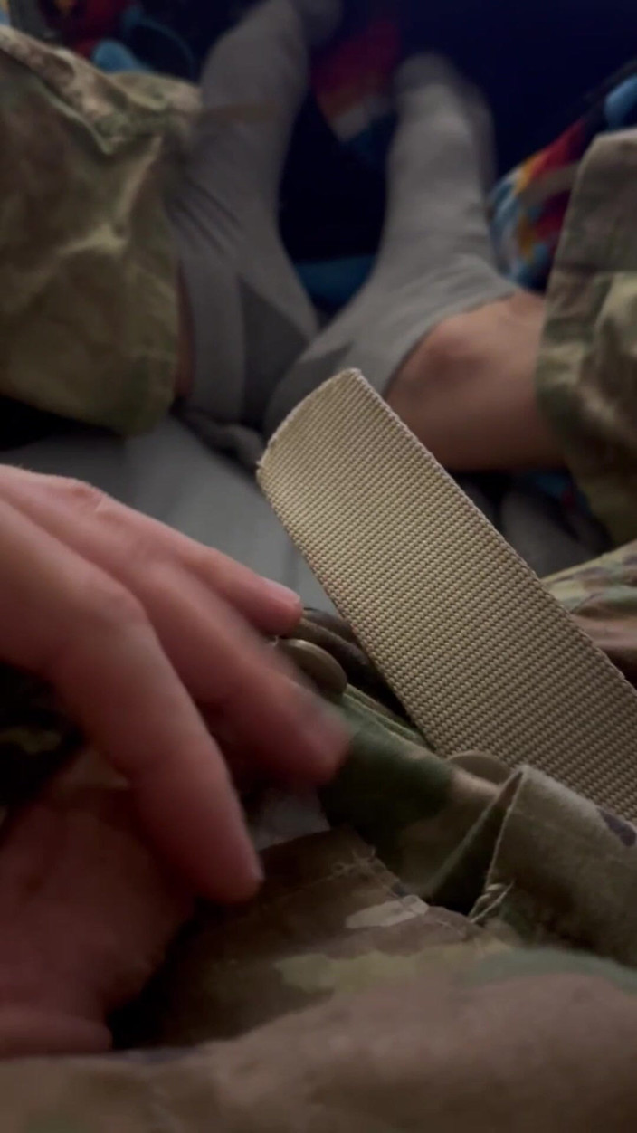 Gay Soldier Stuff: Geiler Solider in engen whities und orange jockeys wichst, während...