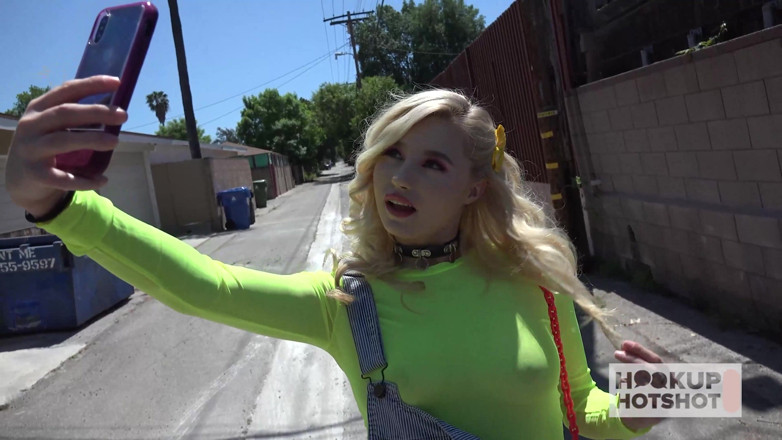 Hookup Hotshot: 자지를 완벽하게 빨아주는 날씬한 골디 Carolina 과자!