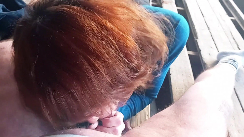 RedLili: Roodharige tgirl zuigt papa's pik buitenshuis