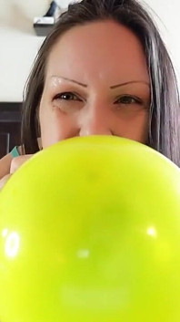 Balonlarımla seni azdırmak istiyorum, yarağını her nefese okşamasını izlemek istiyorum