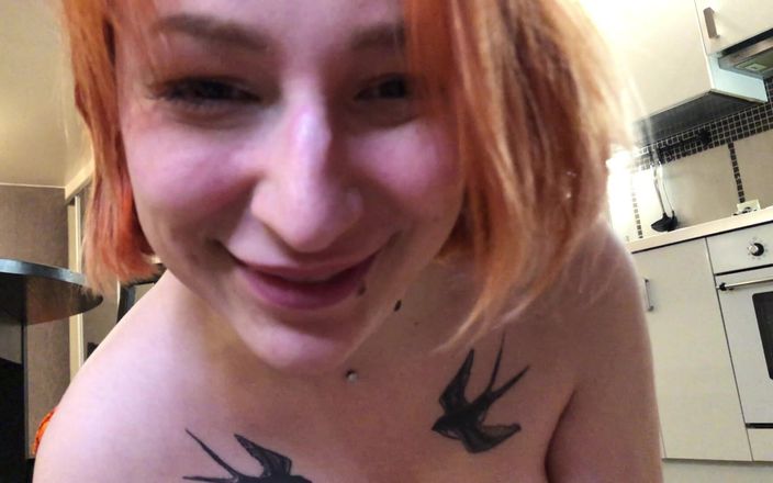 LoveHomePorn: Tatuerad rödhårig slukar min kuk som ingenting