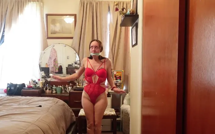 Raven Willow: I Love Tying Myself up While in Lingerie and Heels