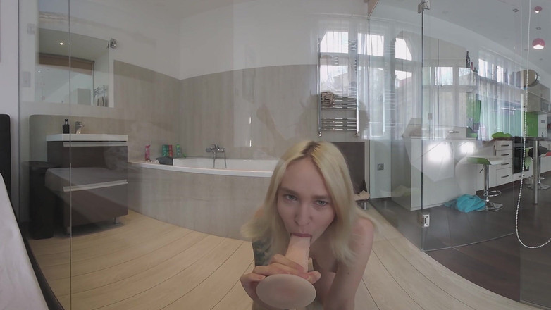 Arteya: バスルームでのディープディルドファック