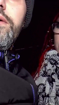 Pelirroja sexy disfruta de dos pollas enormes en sus agujeros cachondos