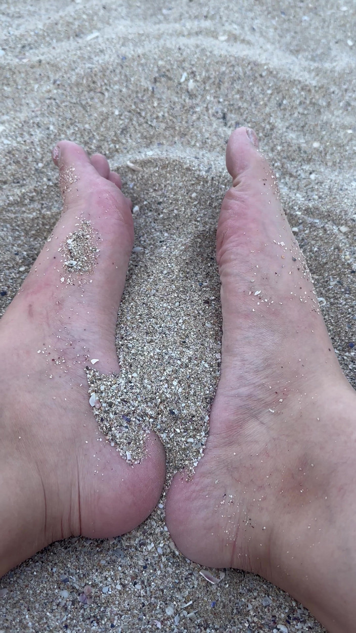 Young_strawberry: Día de playa frota mis grandes pies sexy en la...