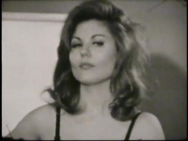 Vintage Usa: Des MILF vintage sexy se déshabillent sensuellement