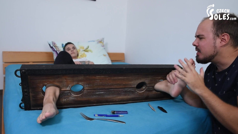 Czech Soles - foot fetish content: In stocks gefangen und gekitzelt + fußanbetung
