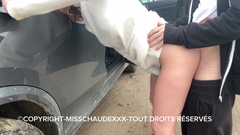 Misschaudexxx: Další zastávka u kraje silnice a dostal jsem šukanku do zadku