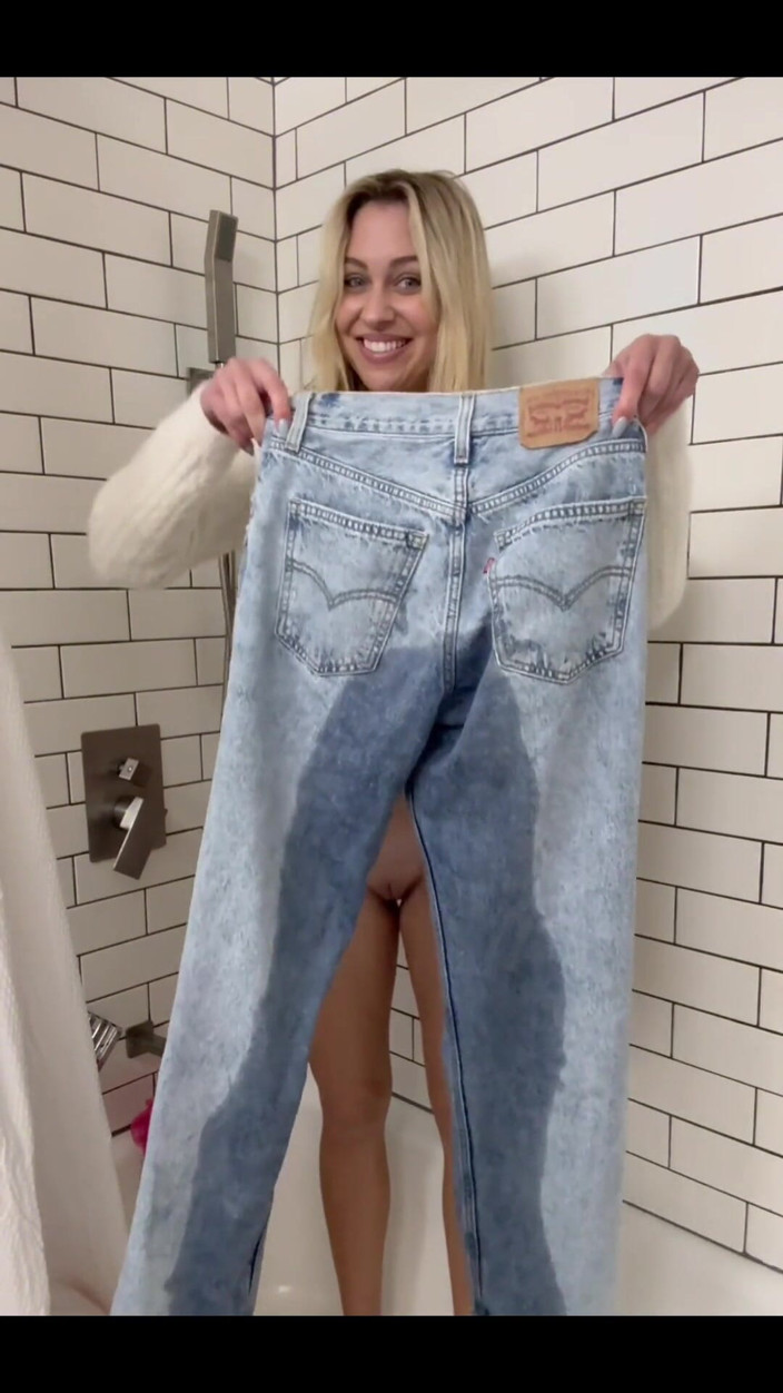 Tiffstreatsxoxo: Pisciare nei miei jeans!!